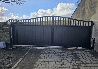 Aluminium gate